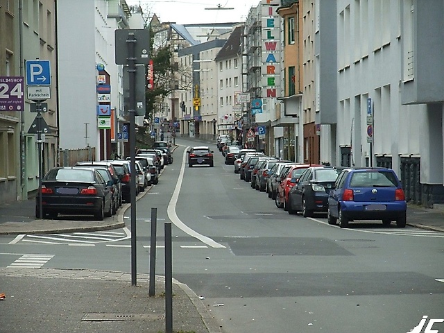 D1 2016-04-03_17-28-20 Luisenstr Radfahrstreifen_ed