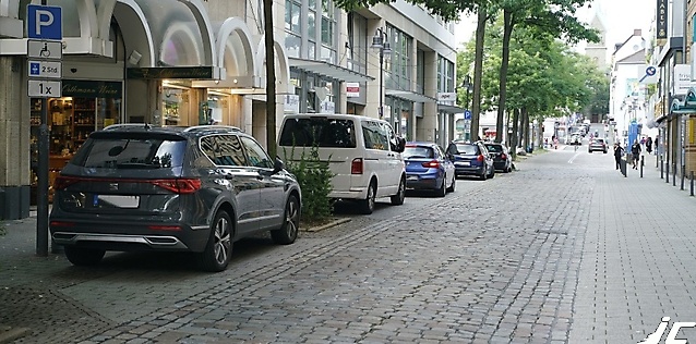 B2_Parkplaetze Baumreihen